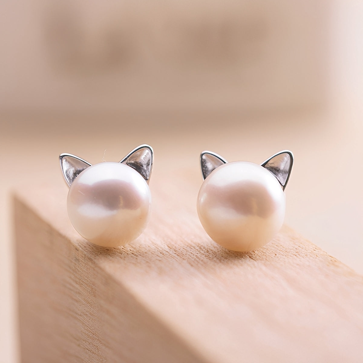 Nori – Earrings of Chatons and Silver Pearls