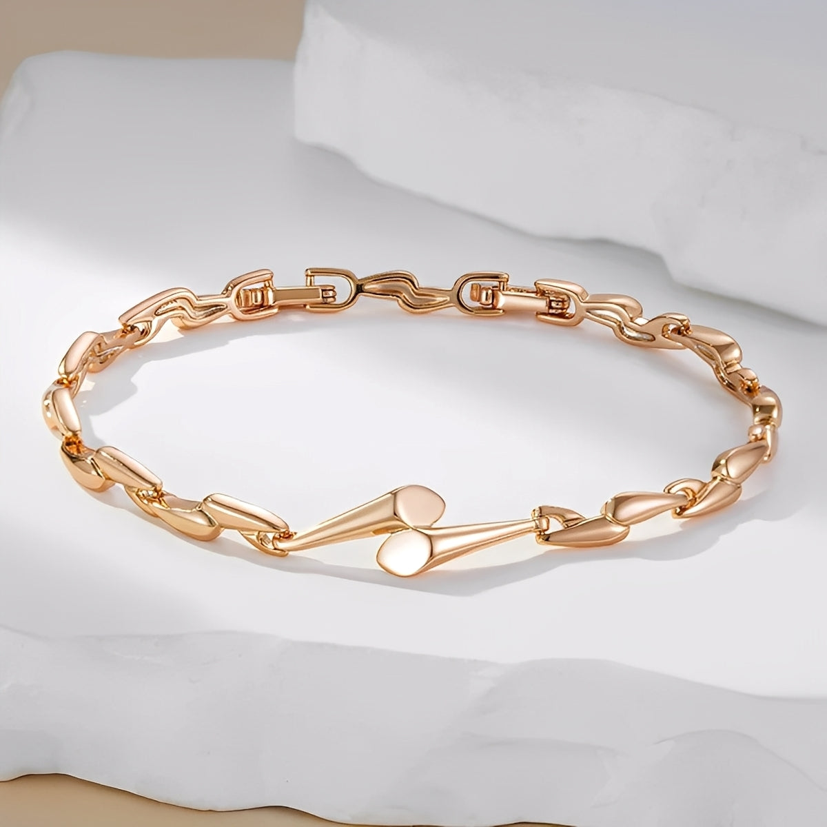 Lina – Elegant Bracelet in Gold