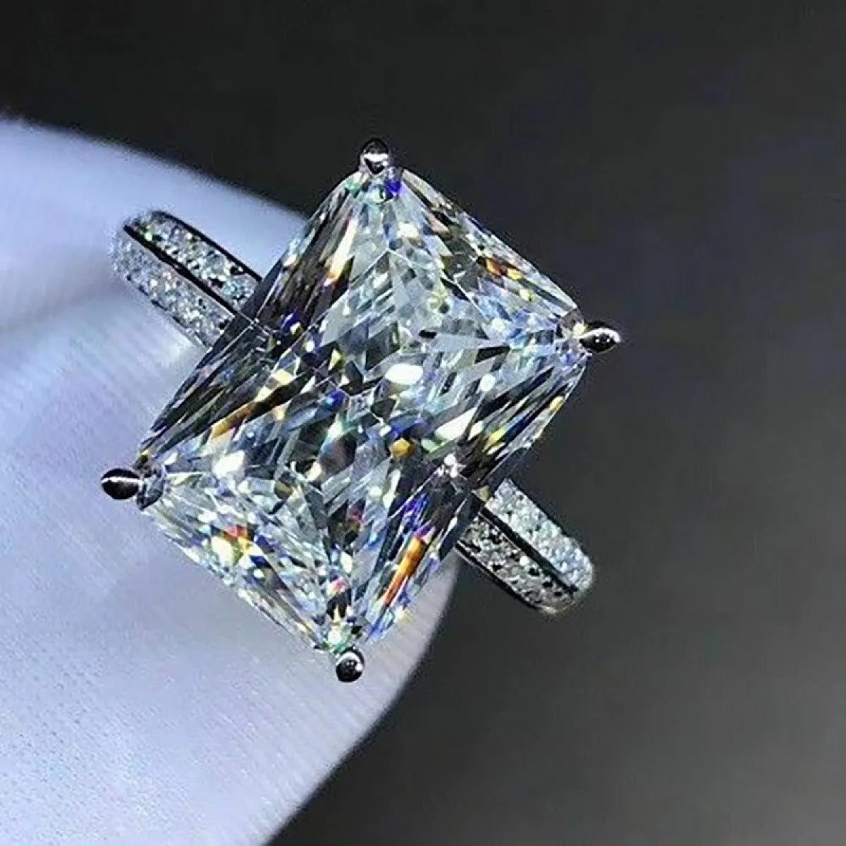 Jada – Large Eye-Catching Ring