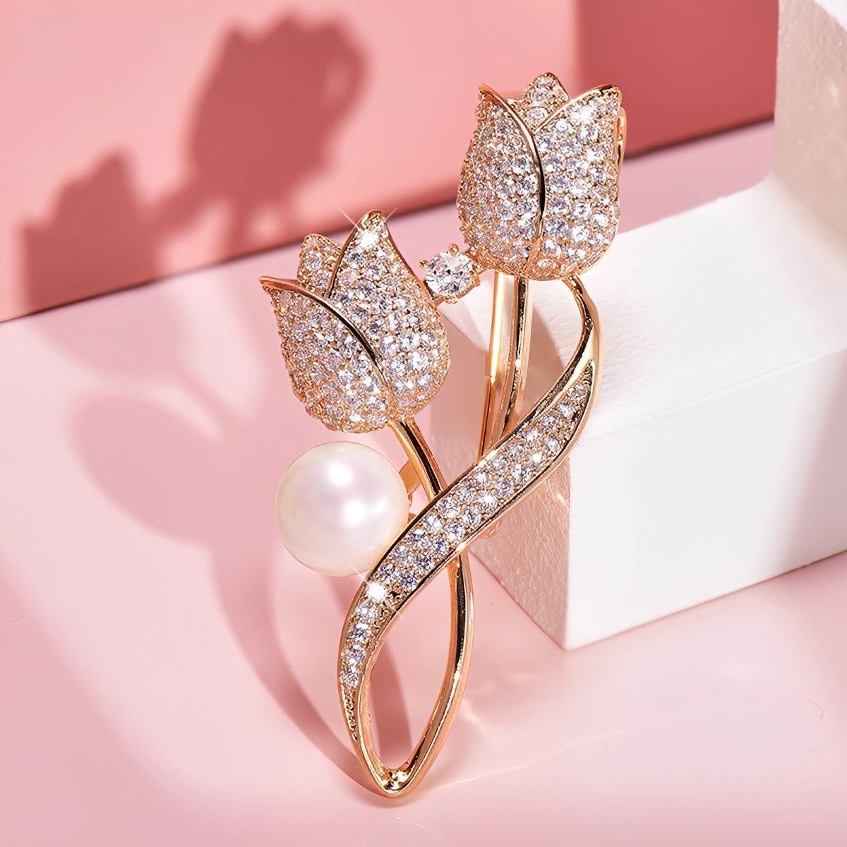 Jackie – Brooch of golden tulip with zirconia and pearl, gold
