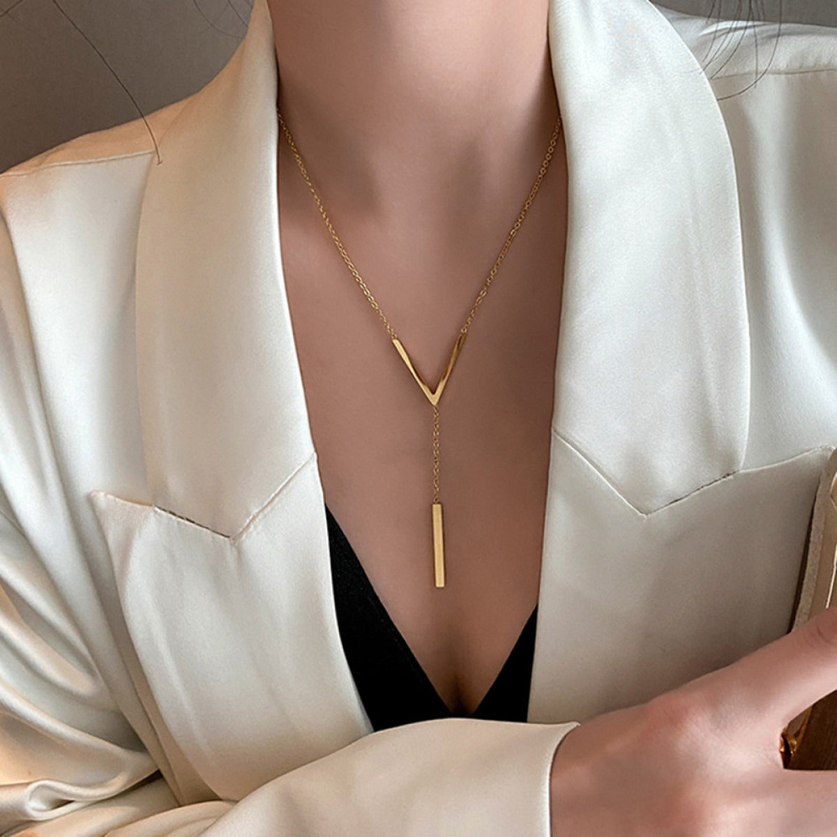 Vera – Necklace with geometric pendant