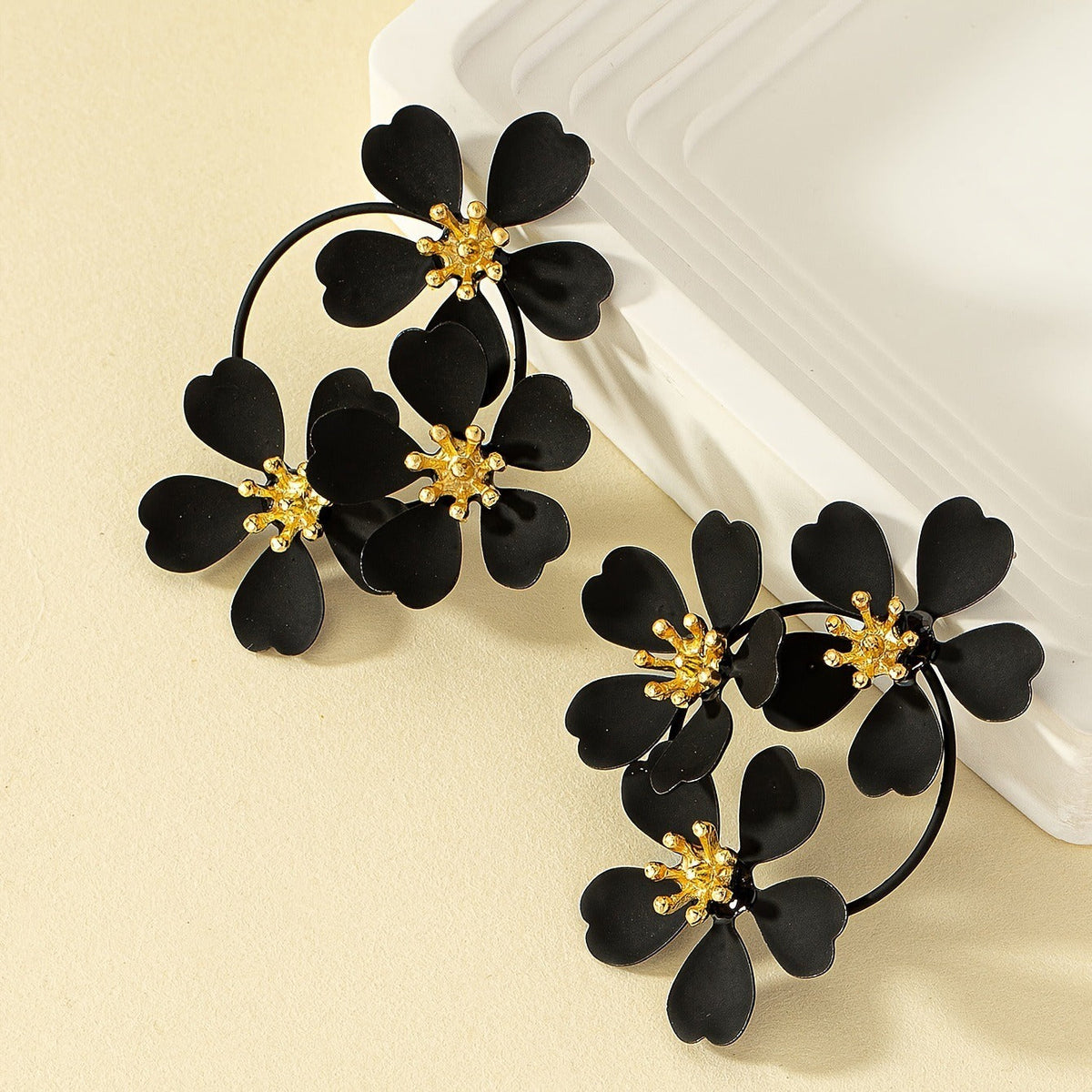 Noelia – Vintage Black Flower Drop Earrings
