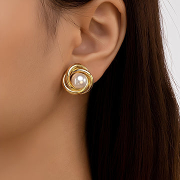 Krisna – Elegant Gold Earrings with Pearls