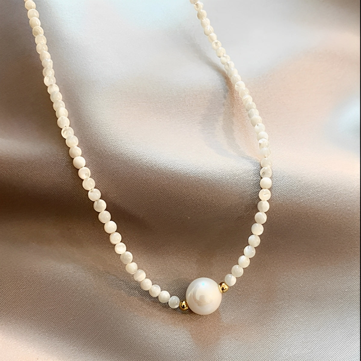 Claire – Elegant pearl necklace