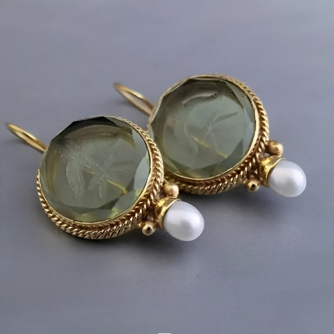 Nolwenn – Vintage pearl and emerald earrings