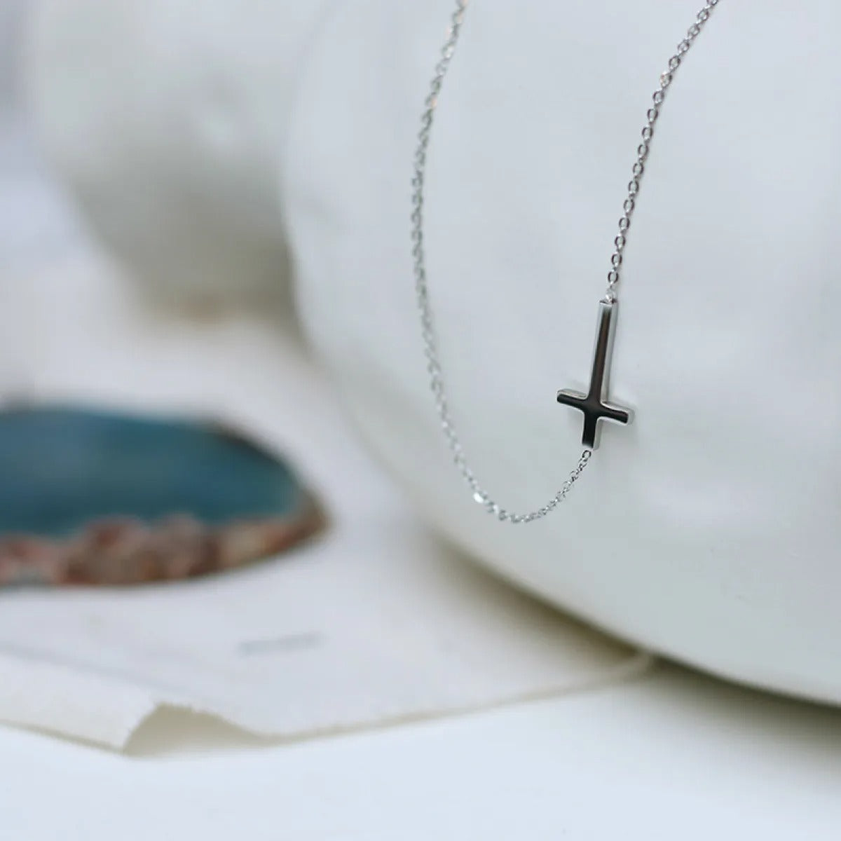 Nelly – Minimalist Cross Necklace in Gold