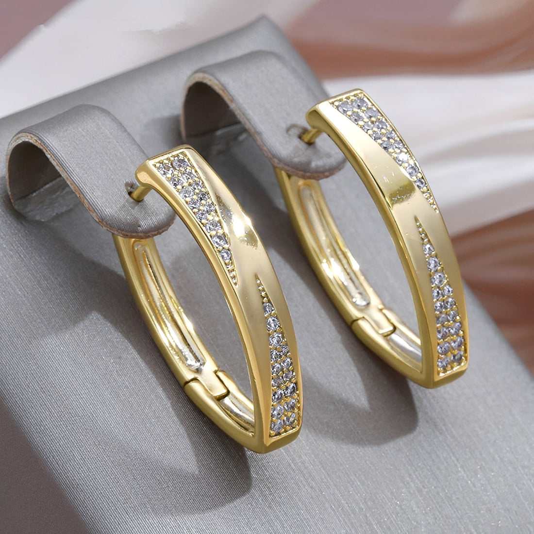 Sophie – Elegant earrings with shiny details