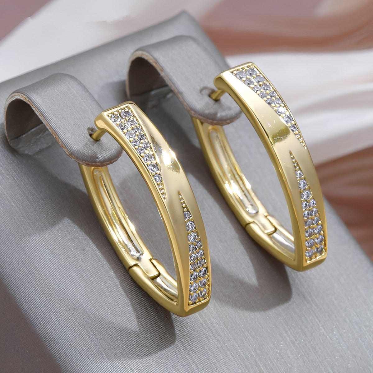 Sophie – Elegant earrings with shiny details