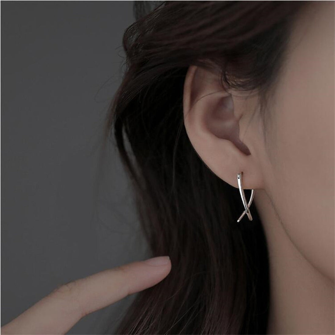 Emilie – Elegant earrings with crossed lines