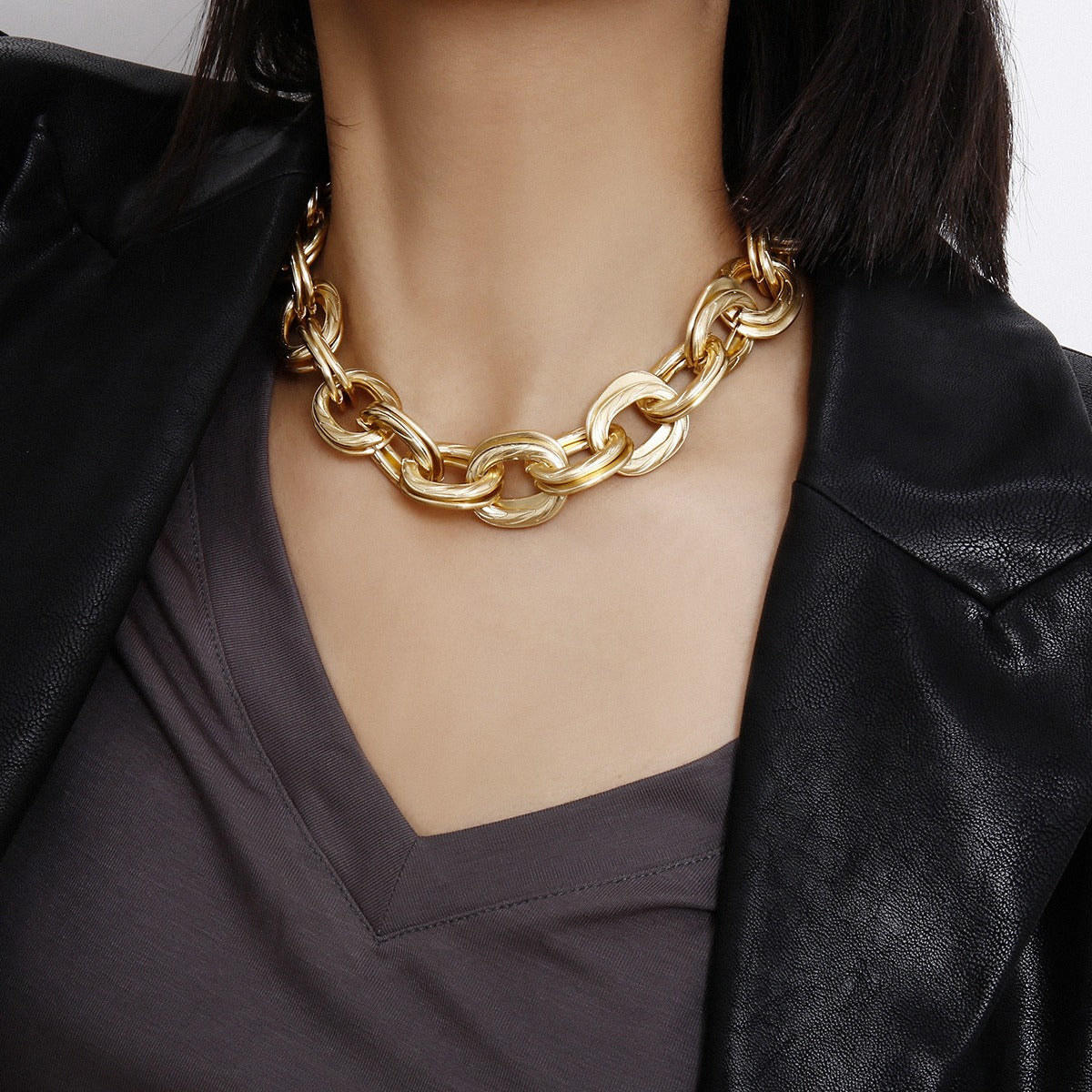 Alessia – Necklace with thick golden links