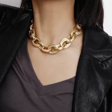Alessia – Necklace with thick golden links
