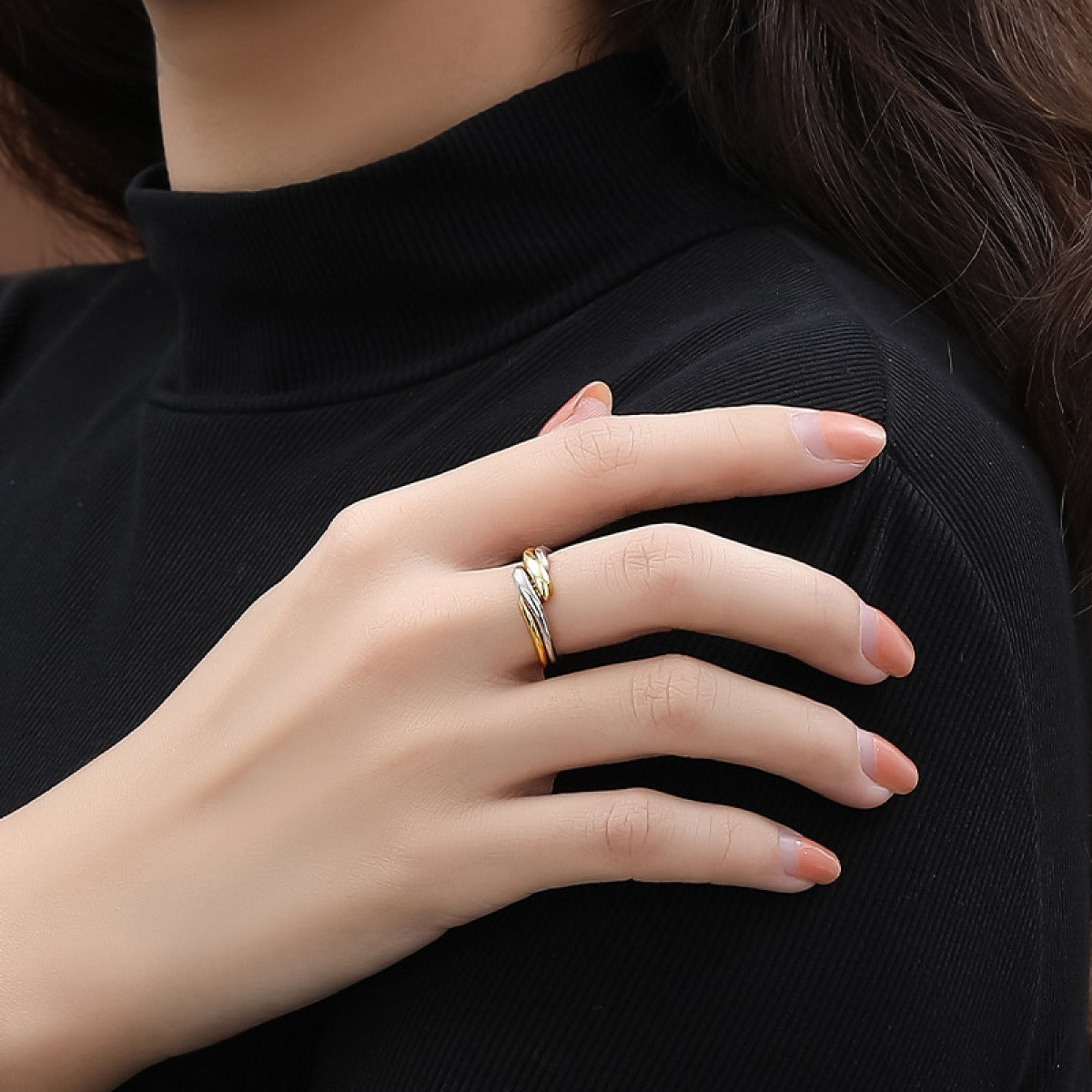 Elaine – Silver ring with irregular wave design
