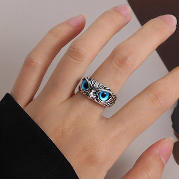 Niva – Adjustable charm ring in silver and opal