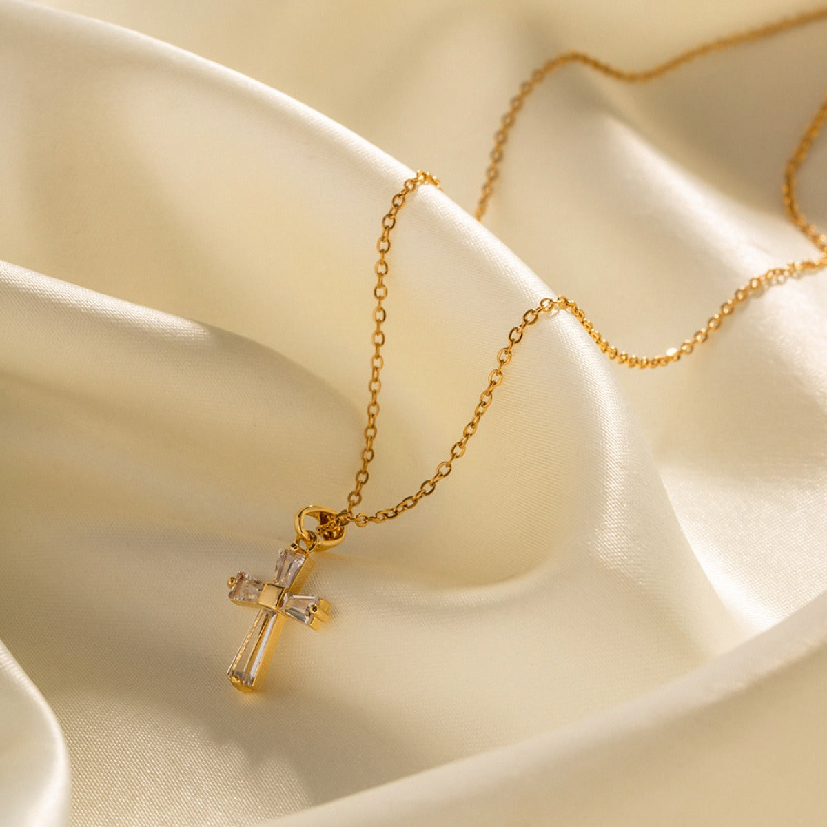 Mae – Necklace with cross pendant