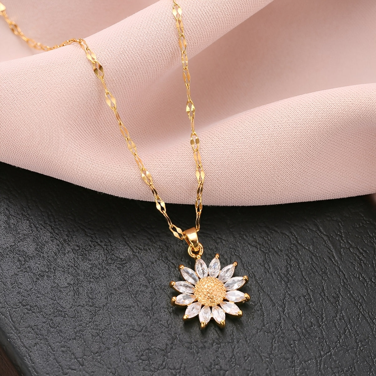 Manon – Brilliant Sunflower Necklace in Gold