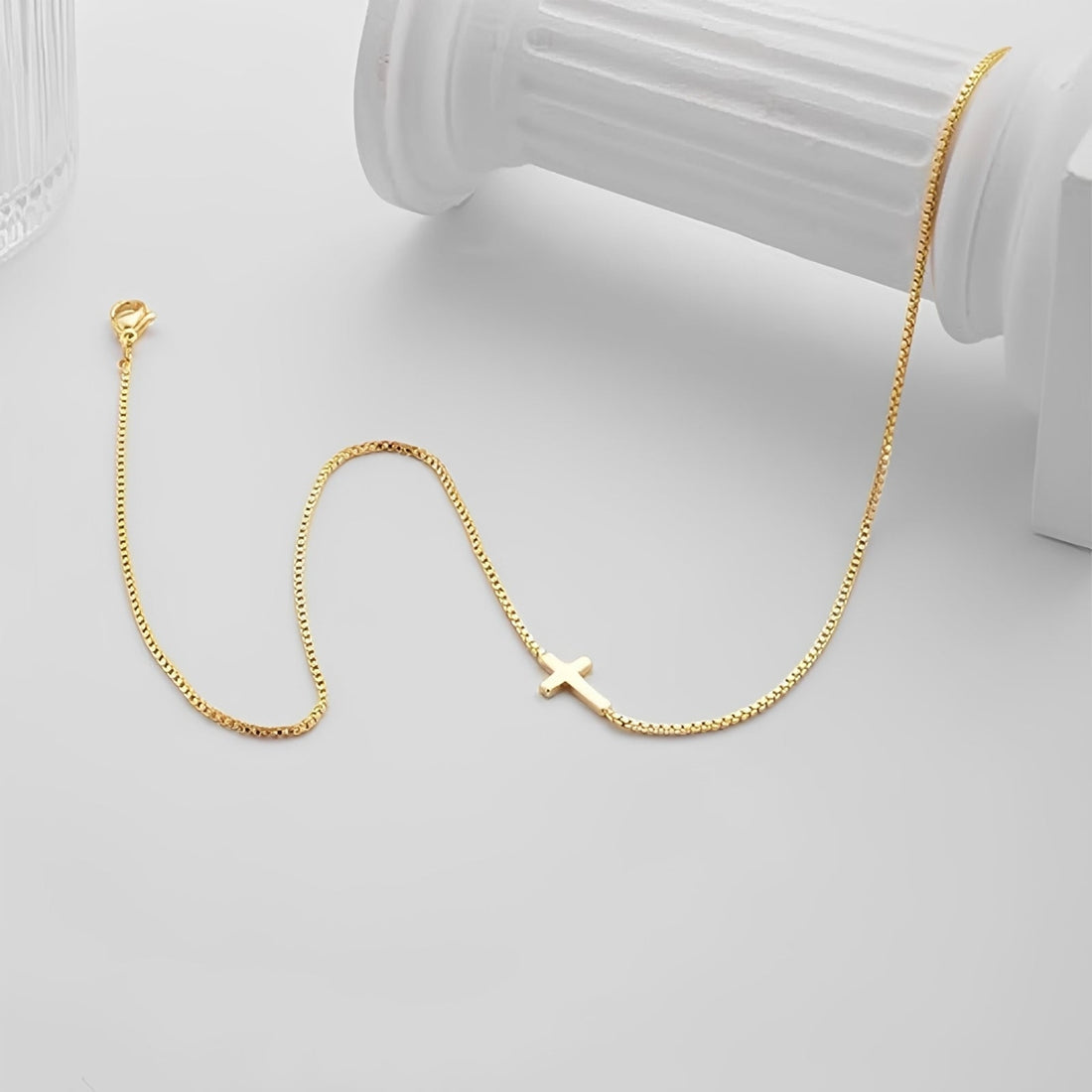 Aurora – Necklace with small cross pendant