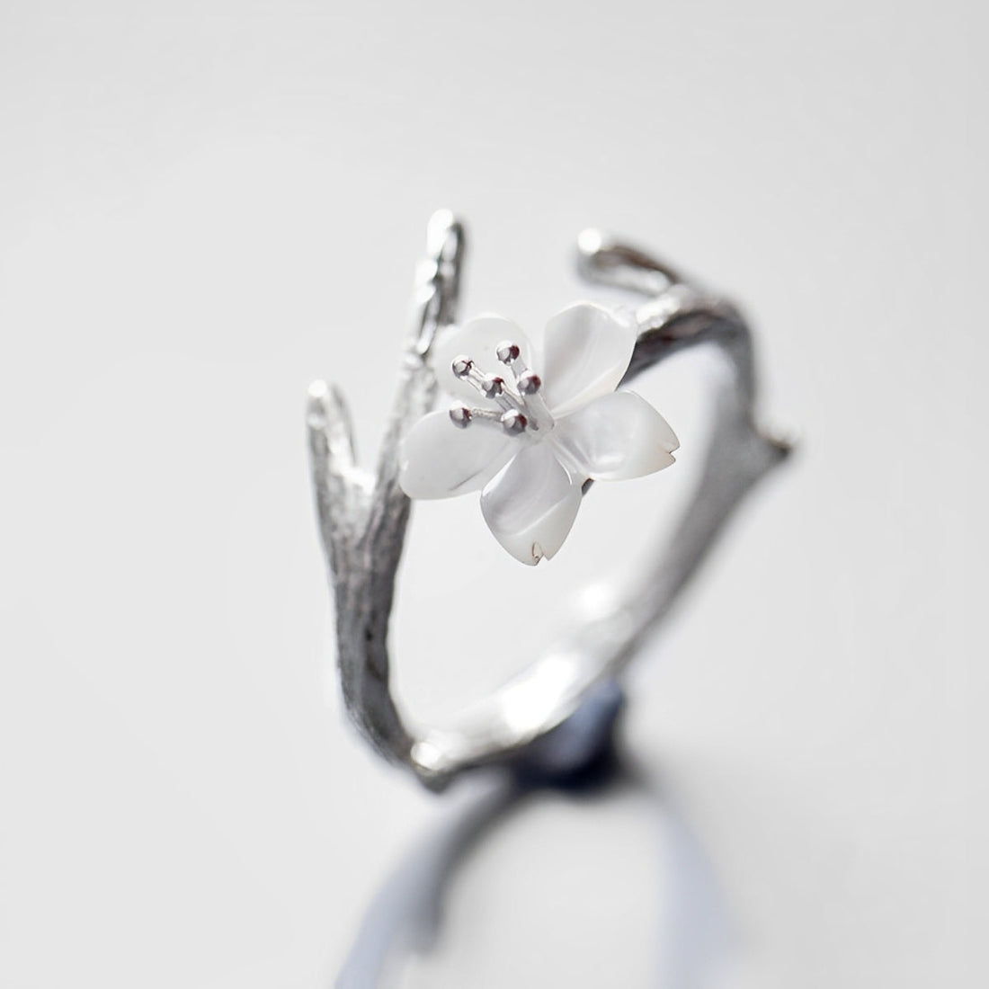 Lilou – Adjustable vintage ring with white flower