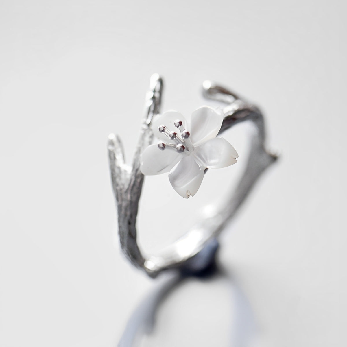 Lilou – Adjustable vintage ring with white flower