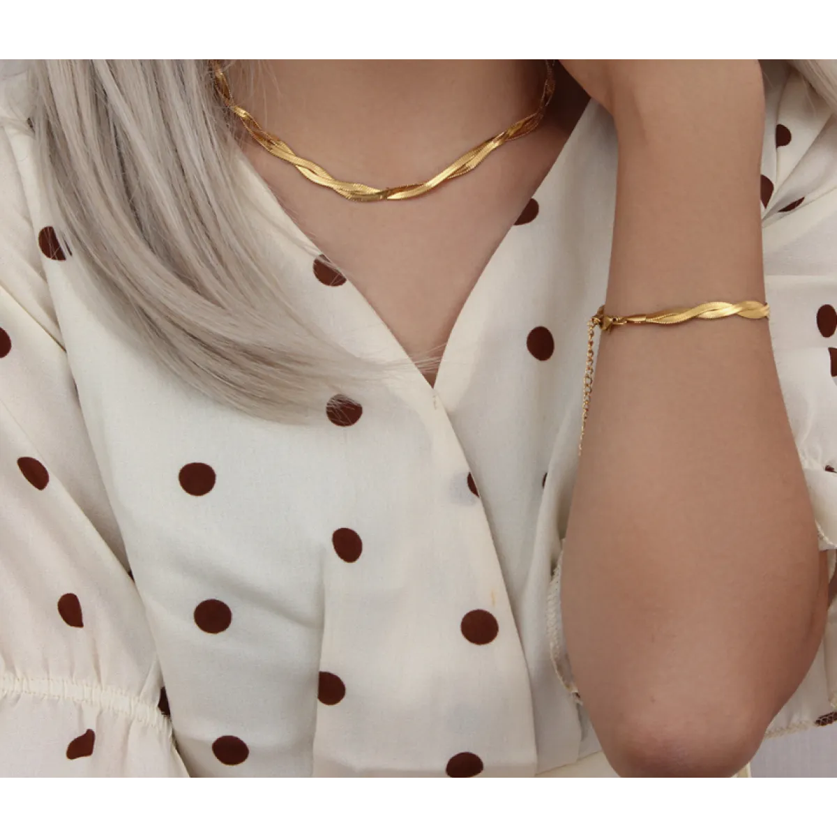 Alina – Elegant gold intertwined necklace and bracelet set