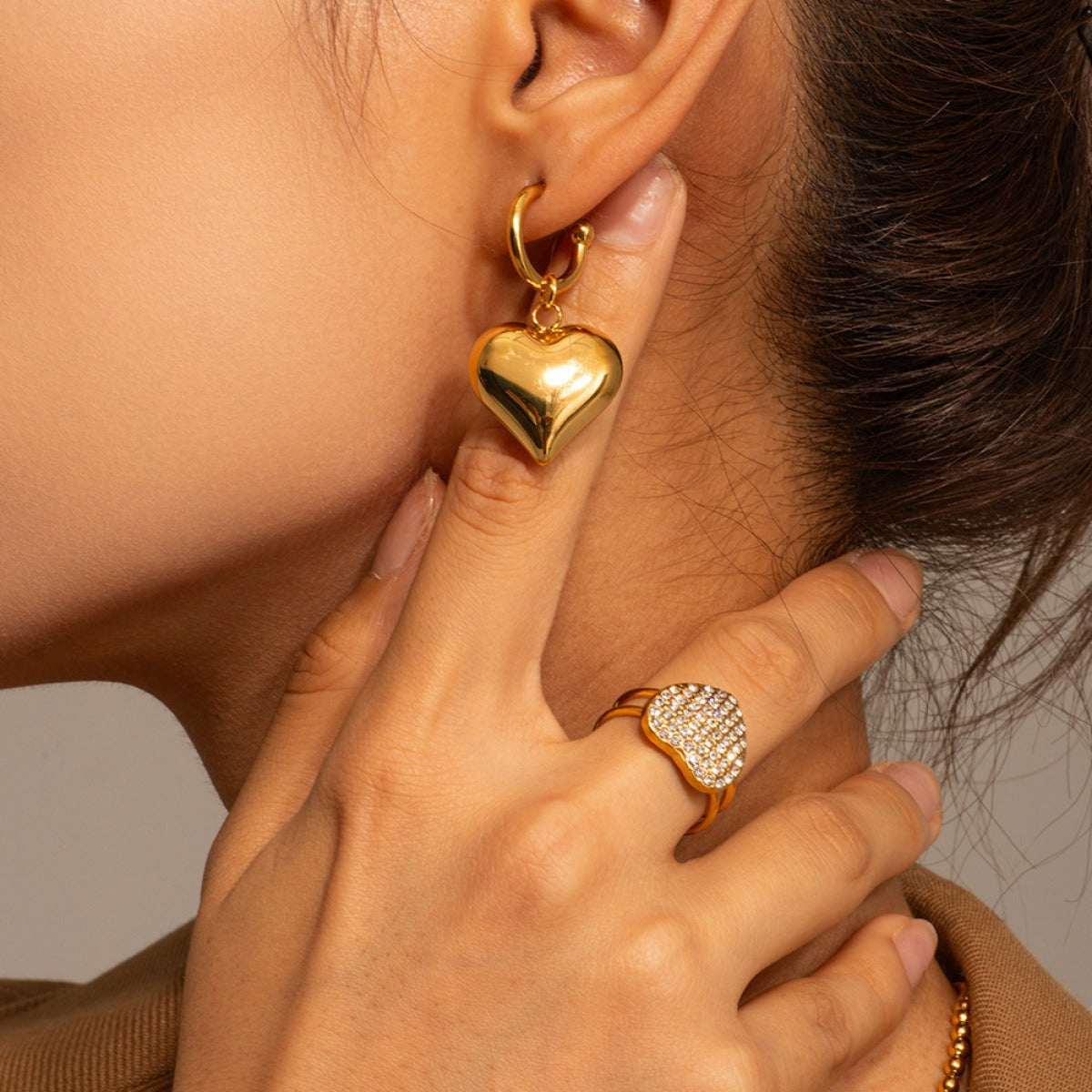 Liza – Hanging heart-shaped golden earrings