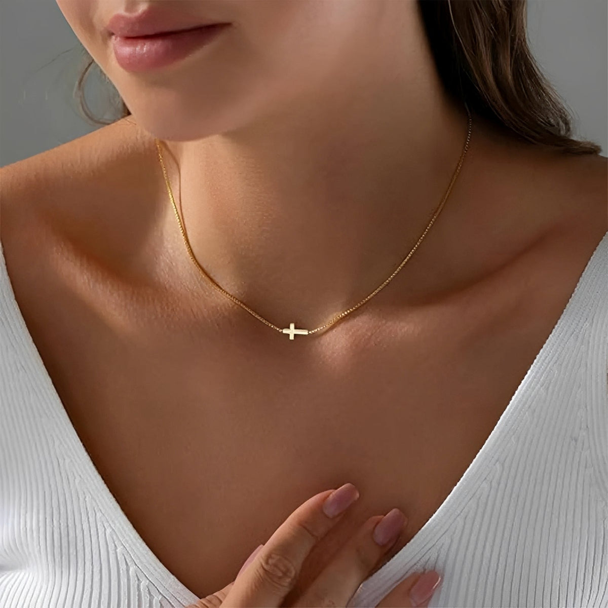 Aurora – Necklace with small cross pendant