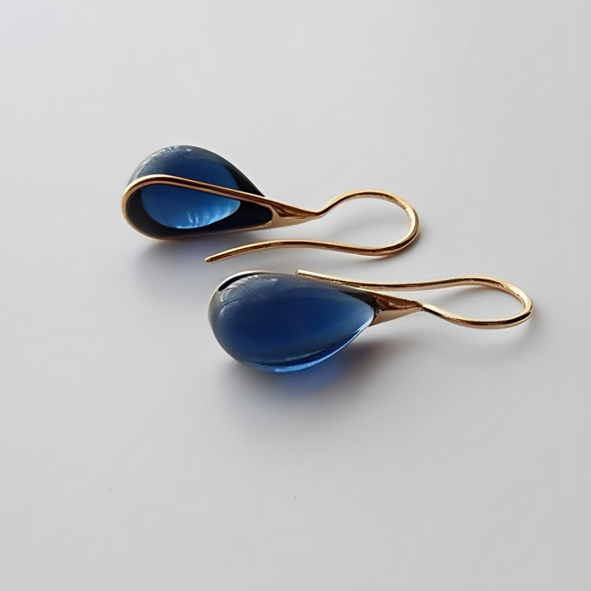 Karen – Hanging earrings of golden and silver crystal