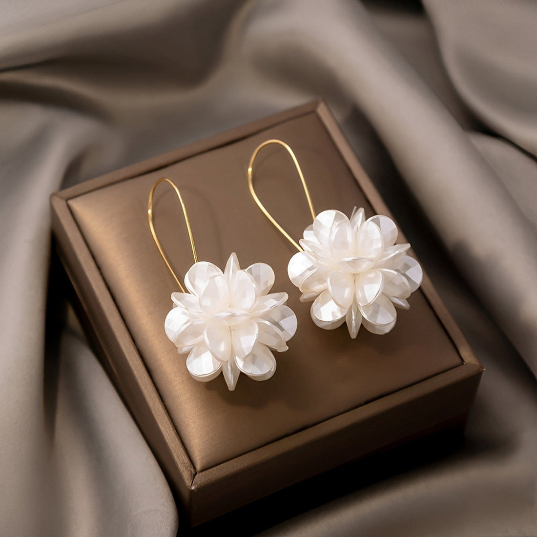 Florina – Earrings of white flowers with natural charm