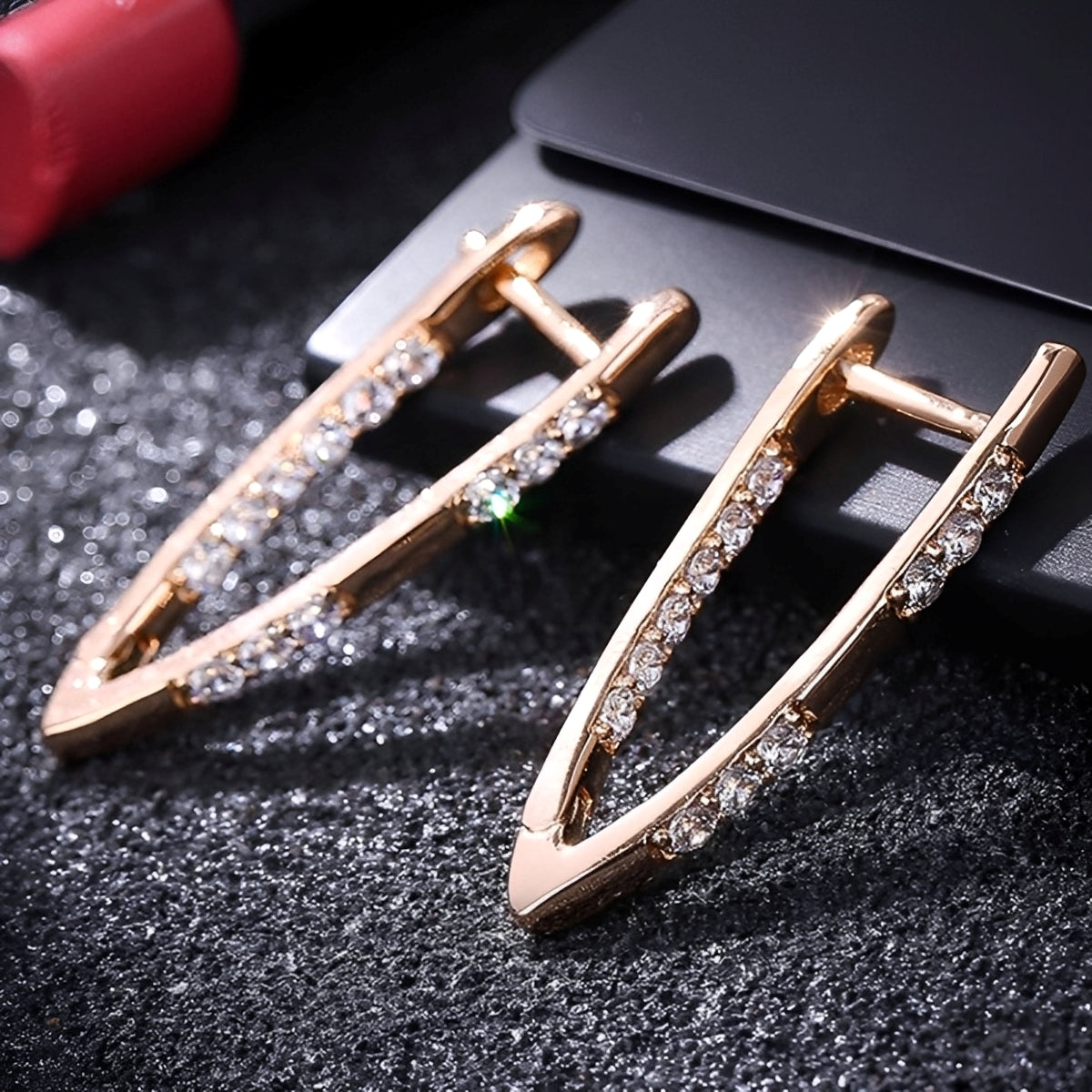 Cleah – Elegant earrings with shiny details