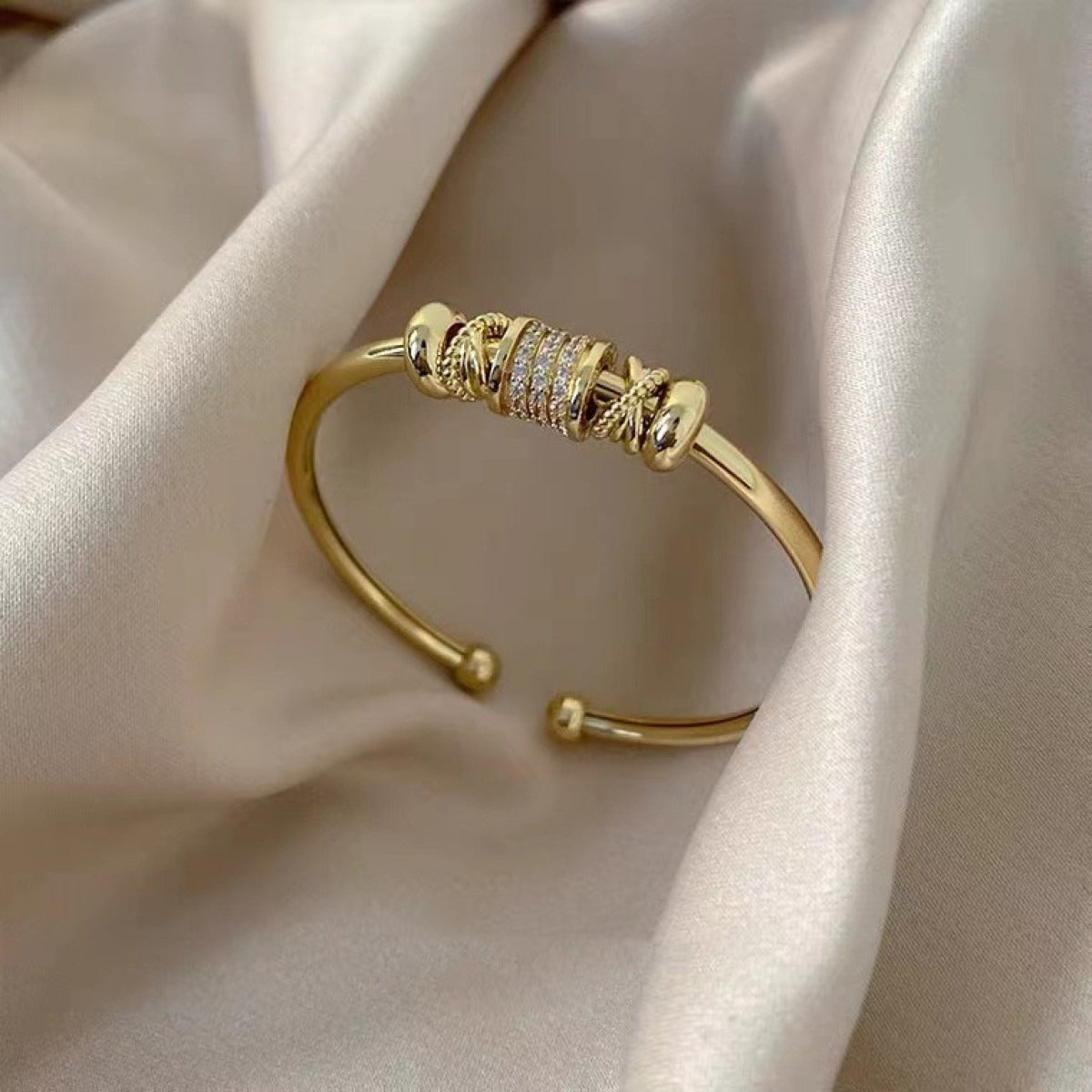 Amalia – Adjustable bracelet with golden charms