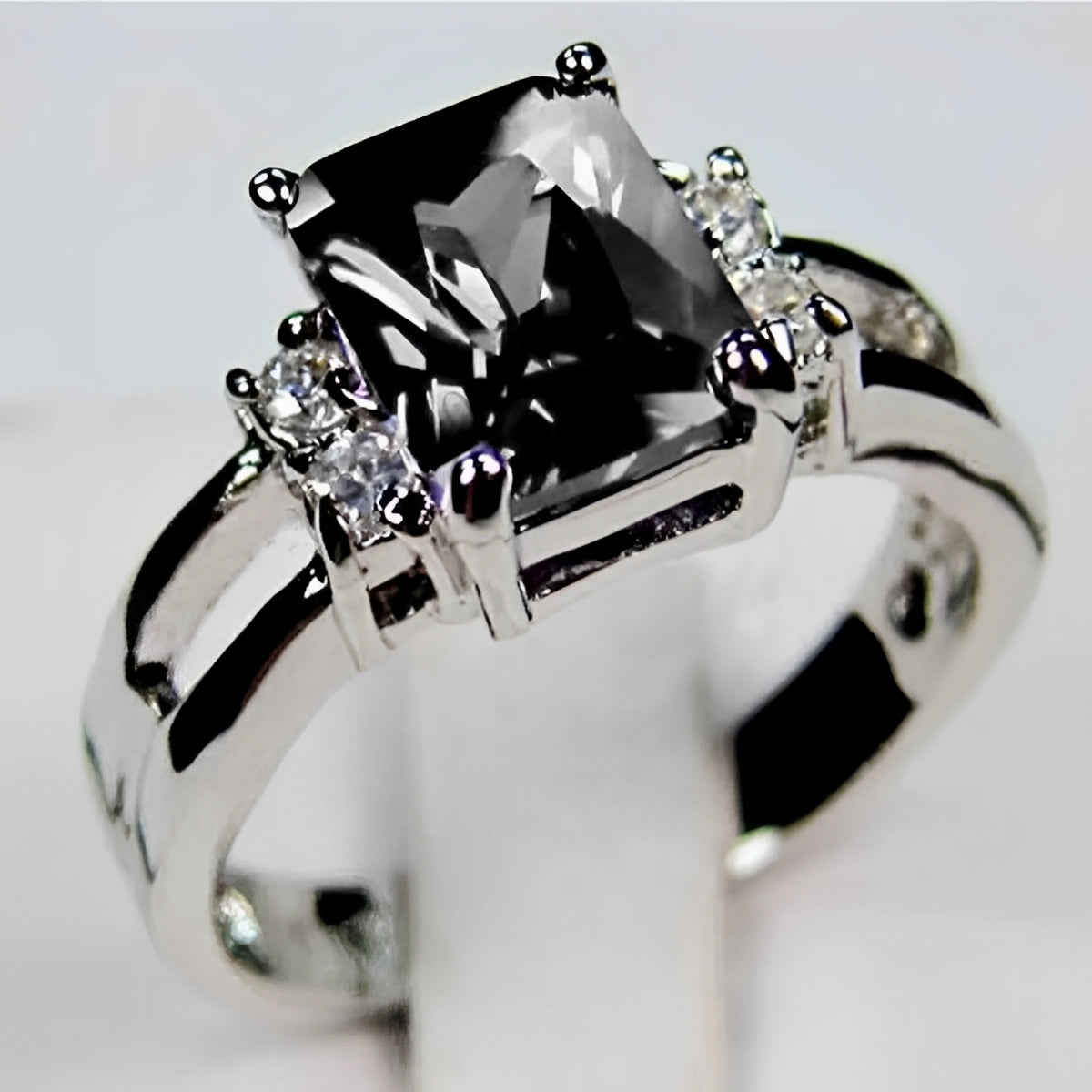Ravenna – Vintage ring with shiny black detail