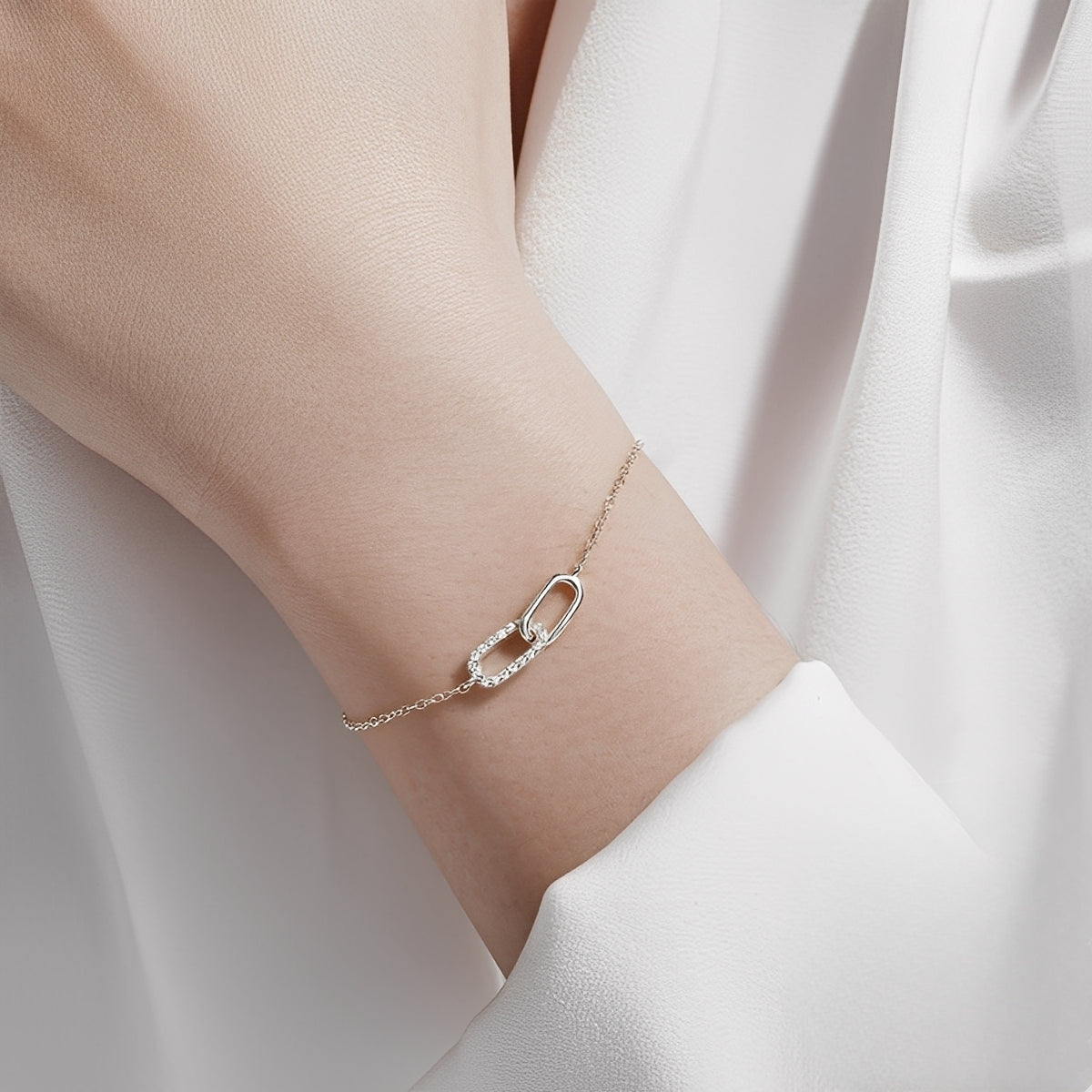 Rina – Bracelet with shiny links
