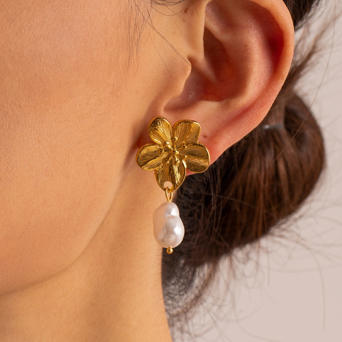 Ember – Earrings floral creation with golden pearls
