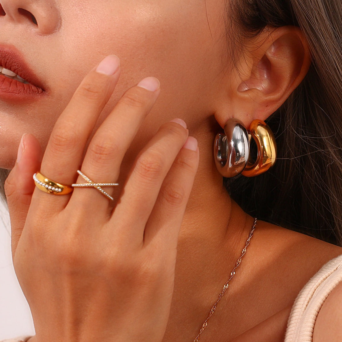 Amandine – Thick hoops of modern design