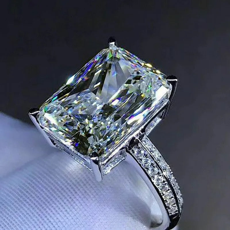 Jada – Large Eye-Catching Ring