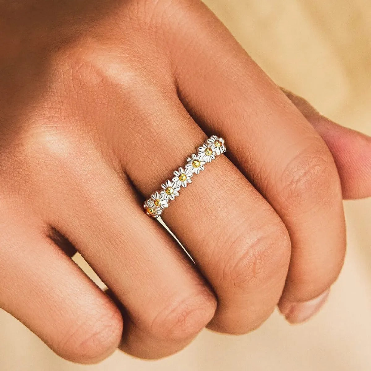 Dahliana – Daisy Ring in Adjustable Silver and Hand-Painted Enamel
