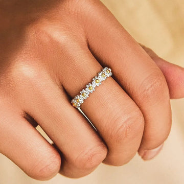 Dahliana – Daisy Ring in Adjustable Silver and Hand-Painted Enamel