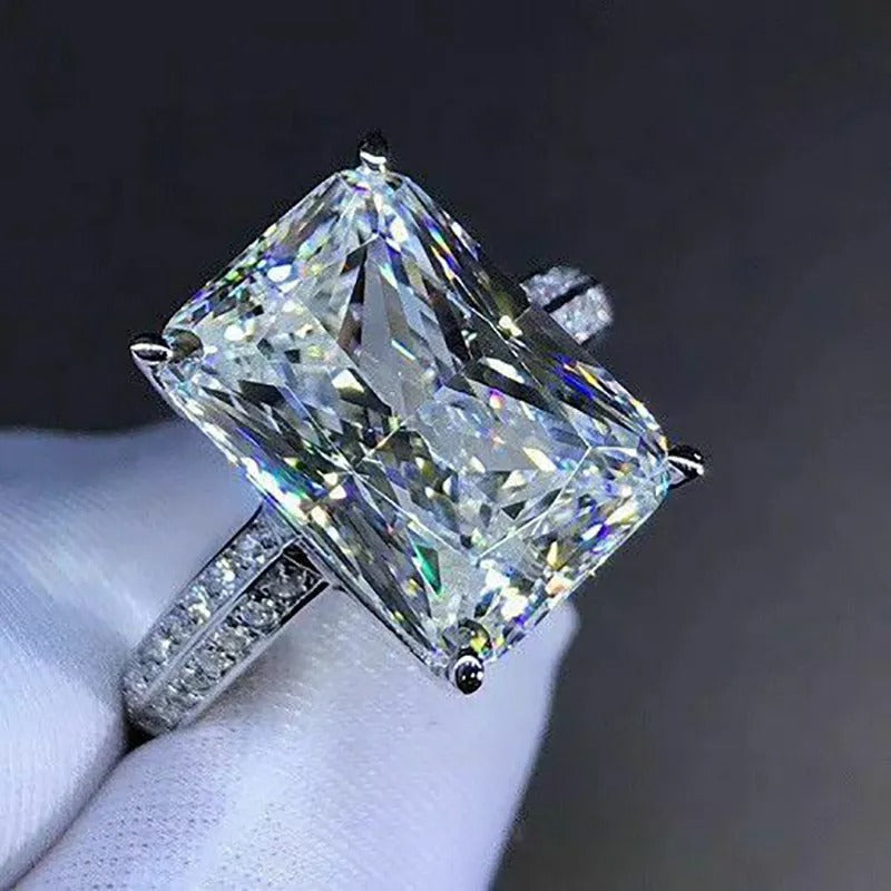 Jada – Large Eye-Catching Ring