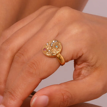 Solenya – Gold crystal ring with sun-moon motif