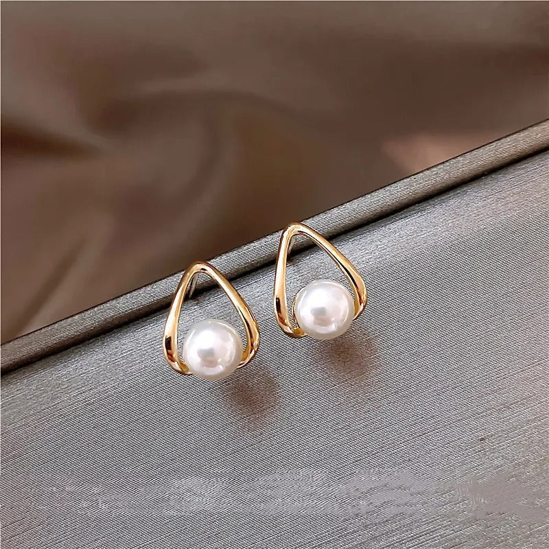 Geah – Gold Hollow Pearl Earrings