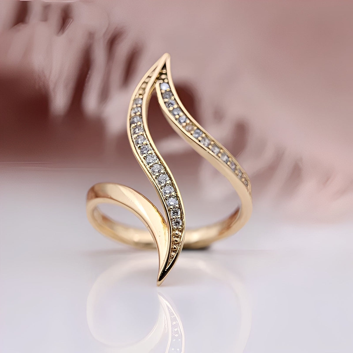 Brianna – Elegant ring with shiny details