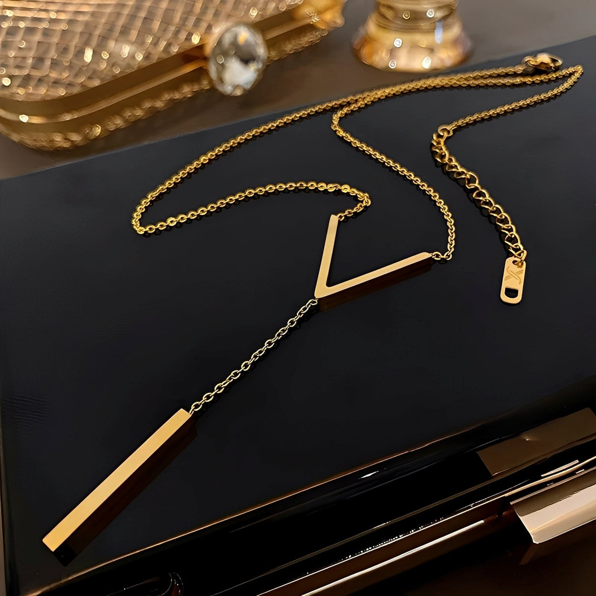 Vera – Necklace with geometric pendant