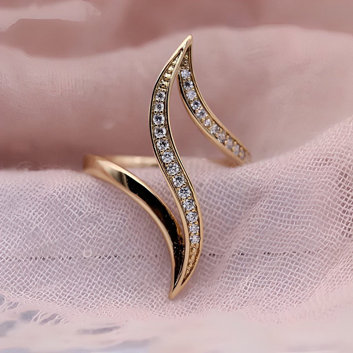 Brianna – Elegant ring with shiny details