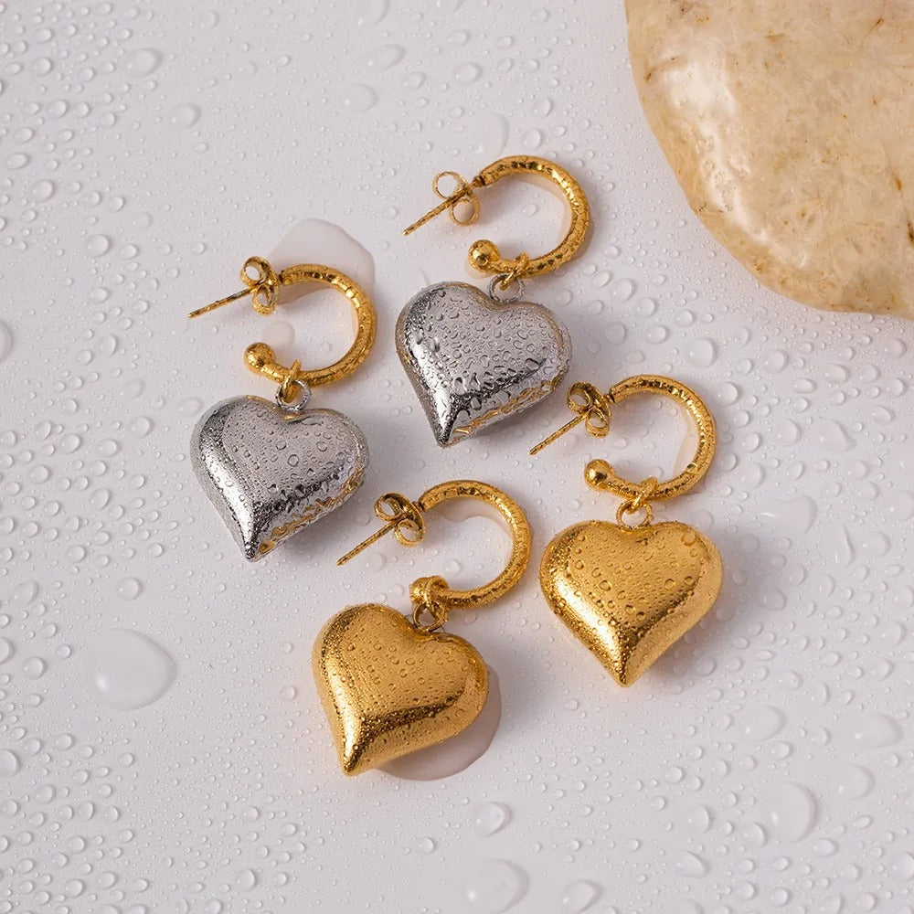 Liza – Hanging heart-shaped golden earrings