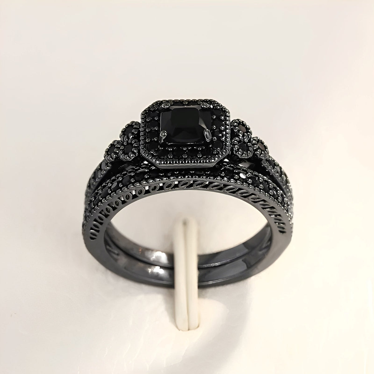 Adrian – Vintage Ring Set in Black