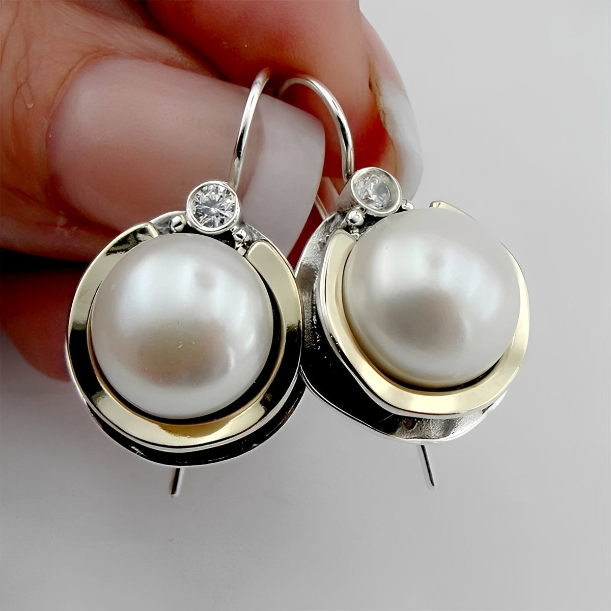 Helena – Vintage earrings with rounded pearls