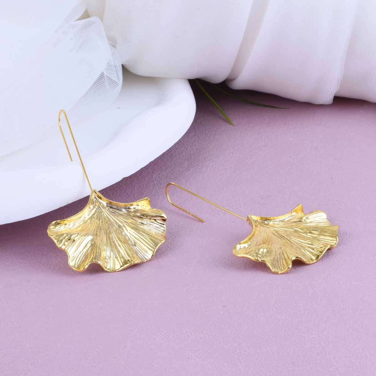 Bliss – Vintage golden petal earrings