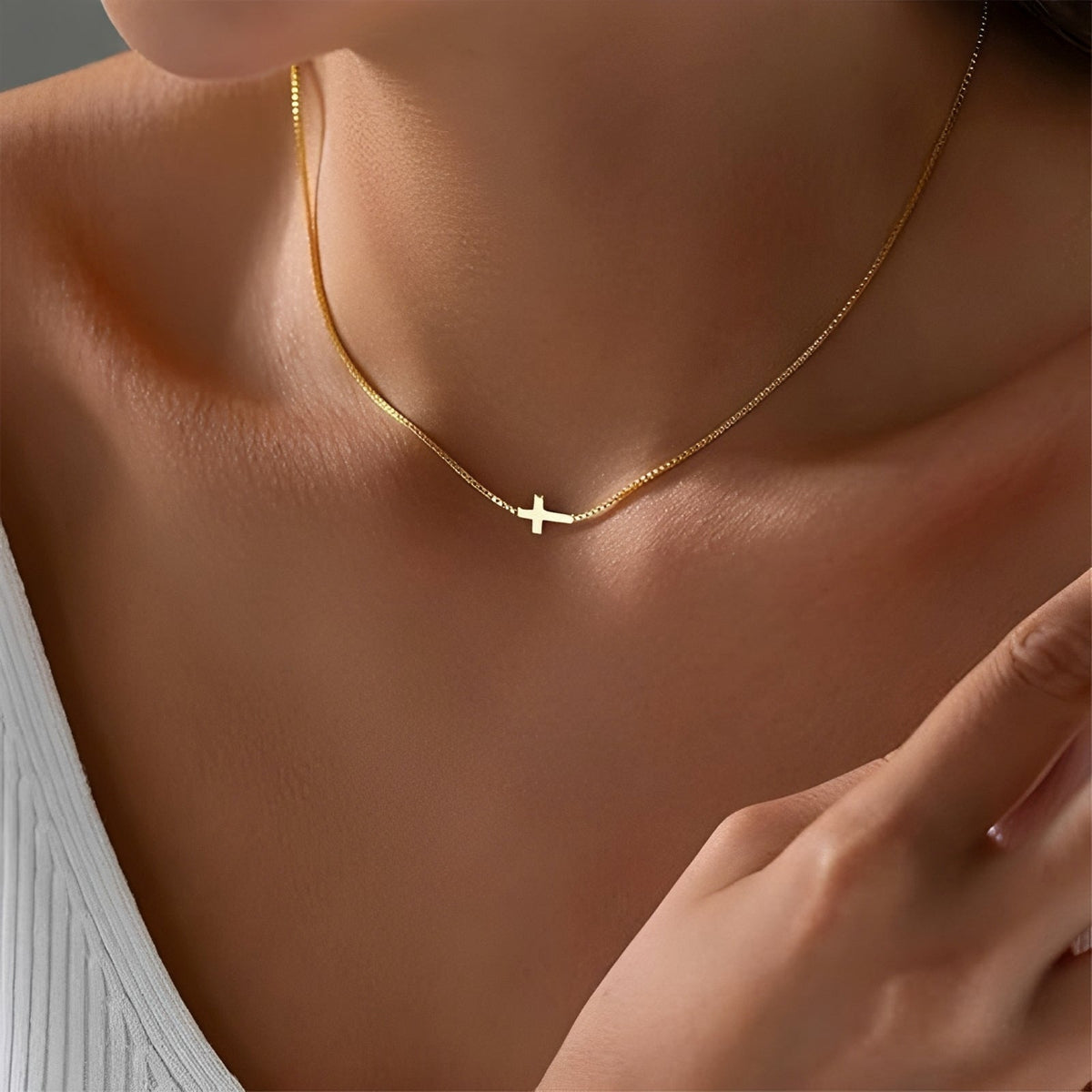 Aurora – Necklace with small cross pendant