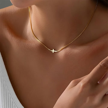 Aurora – Necklace with small cross pendant