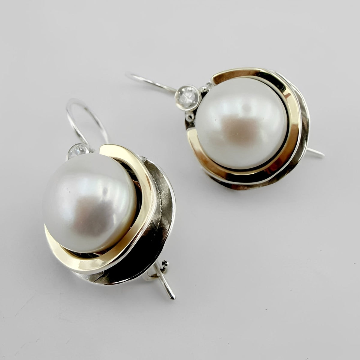 Helena – Vintage earrings with rounded pearls