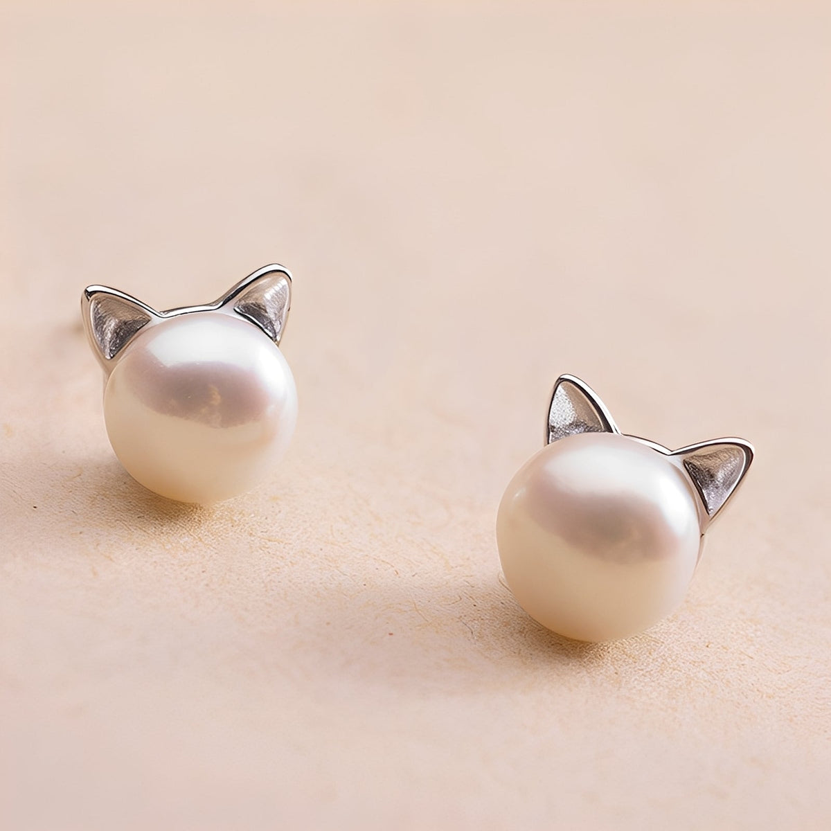 Nori – Earrings of Chatons and Silver Pearls
